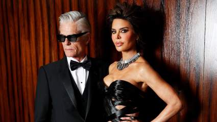 Lisa Rinna y Harry Hamlin recrean las fotos de playa de Kylie Jenner y Timothée Chalamet.