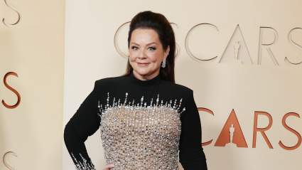 Melissa McCarthy sorprende a Mariska Hargitay en el set de 'Law & Order: SVU'.
