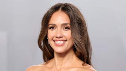 Mira las FOTOS de Jessica Alba luciendo radiante al estrenar un cabello mucho más claro.