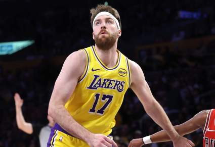 El destacado jugador de los Lakers, con contrato en dos vías, estalla mientras South Bay avanza hacia el campeonato.