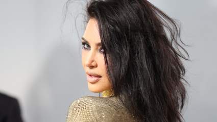 Kim Kardashian le dio a Nikki Glaser un consejo que le cambió la vida, y no nos dice cuál fue.