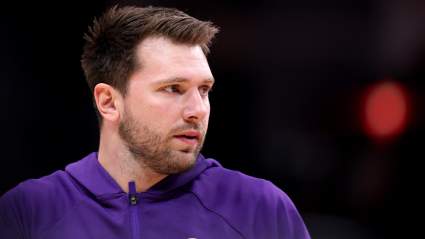 Luka Doncic sorprende con un gesto al novato de los Lakers tras su expulsión en el cuarto partido.