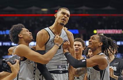 Los San Antonio Spurs anuncian el informe de lesiones para el partido contra los Nuggets.