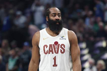 Los Cleveland Cavaliers anuncian la incorporación de James Harden antes del partido contra los Wizards.
