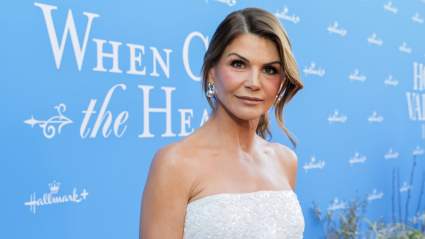 FOTO: Lori Loughlin conecta afectuosamente con sus fans en una rara aparición pública.