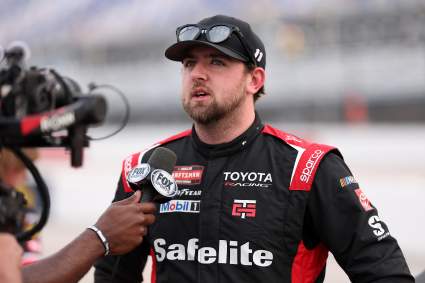 El piloto de NASCAR Kaden Honeycutt se mostró frustrado tras un giro inesperado en el Bristol Motor Speedway.