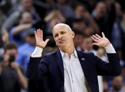 Dan Hurley, de la Universidad de Connecticut, recibe escolta policial por llevar una pulsera durante el March Madness.