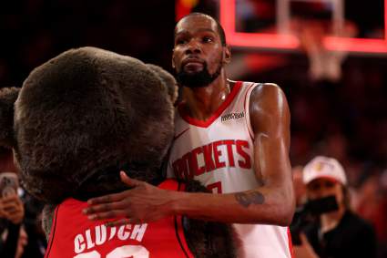 Los Houston Rockets hacen un anuncio sobre Kevin Durant antes del partido contra los Grizzlies.