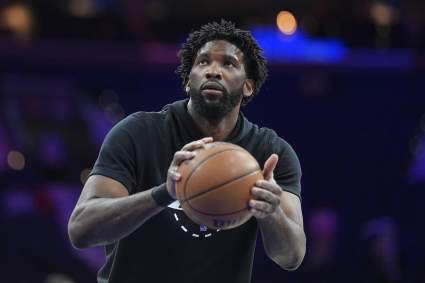 Joel Embiid, de los 76ers, se burla de un periodista por un informe de lesiones incorrecto.