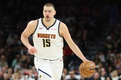 Nikola Jokic recibe nuevos trofeos por un logro histórico.