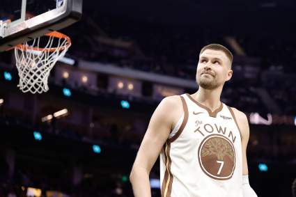 Los Golden State Warriors anuncian la incorporación de Kristaps Porzingis antes del partido contra los Suns.