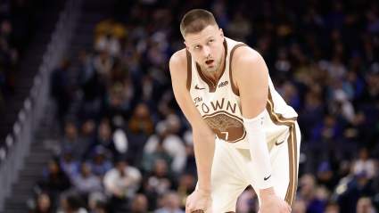 Los Warriors se enfrentan a la preocupación por la lesión de Kristaps Porzingis de cara al crucial partido de repechaje contra los Suns.