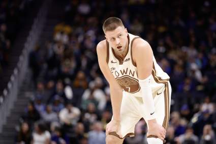 Los Golden State Warriors anuncian la incorporación de Kristaps Porzingis antes del partido contra los Spurs.