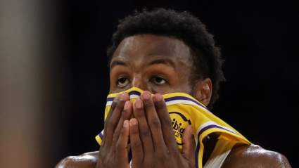 Bronny James recibe malas noticias antes de la serie de playoffs entre los Lakers y los Rockets.