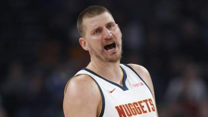 Nikola Jokic, bajo fuego por agredir a un jugador de los Timberwolves en el cuarto partido.