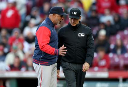 El mánager de los Boston Red Sox, Alex Cora, hace un comentario sutil defendiendo al jugador de cuadro que está teniendo dificultades.