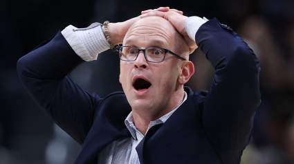 El entrenador de UConn, Dan Hurley, se vuelve viral por su reacción ante una decisión arbitral errónea en el partido por el título.