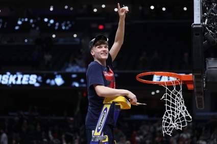 Braylon Mullins, de UConn, recibe uno de los premios más prestigiosos del baloncesto.