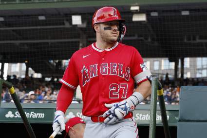 Un jugador de los Seattle Mariners se disculpa con Mike Trout durante un partido contra los Angels.