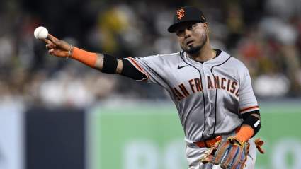 Luis Arraez abandona el partido de los Giants por una lesión en la muñeca.