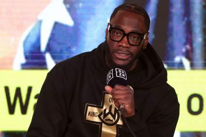 Deontay Wilder reta a Anthony Joshua y Moses Itauma tras la pelea contra Derek Chisora.