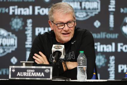 Geno Auriemma, de UConn, critica duramente a los árbitros y a Dawn Staley durante el partido contra Carolina del Sur.