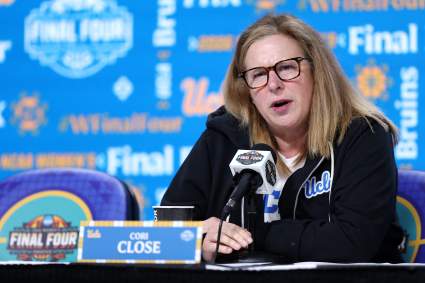 Cori Close, de UCLA, aborda el drama entre Geno Auriemma y Dawn Staley.