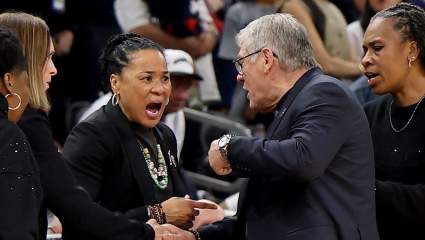 La rivalidad entre Geno Auriemma y Dawn Staley estalla tras la victoria de Carolina del Sur sobre UCONN.