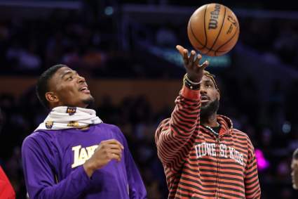 La estrella de los Lakers establece un récord de la franquicia y lanza una advertencia a los Rockets sobre los playoffs.
