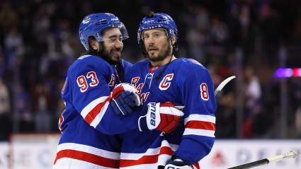 Los aficionados de los Rangers piden un nuevo capitán mientras la estrella se compromete con el equipo.