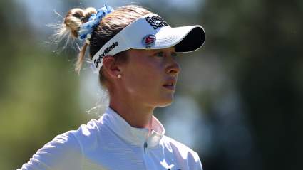 Nelly Korda toma la delantera en el Campeonato Chevron mientras su prometido y su familia la animan.