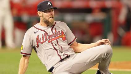Chris Sale, de los Braves, protagoniza un extraño incidente en el que se golpea la cabeza contra los Angels durante la fea derrota.