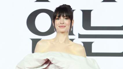 Anne Hathaway deslumbra con un vestido transparente y joyas valoradas en más de 100.000 dólares: FOTOS