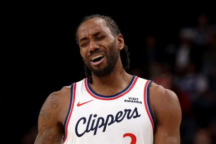Los LA Clippers hacen un anuncio sobre Kawhi Leonard antes del partido contra los Warriors.