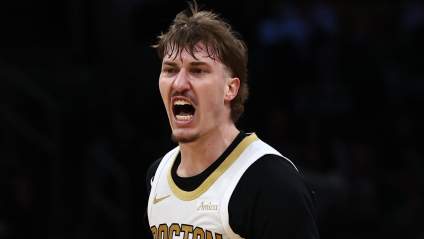 Baylor Scheierman, de los Celtics, "cierra" a Jaylen Brown con una publicación.