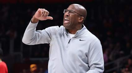 El entrenador de los Knicks, Mike Brown, sopesa un cambio importante en la alineación tras la costosa derrota en el tercer partido.