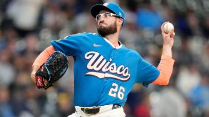 Los Cerveceros de Milwaukee presentan sus nuevas y llamativas camisetas City Connect.