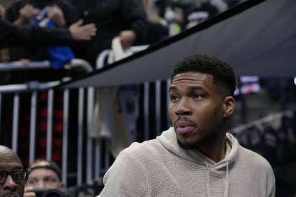 Los Milwaukee Bucks anuncian la llegada de Giannis Antetokounmpo antes del partido contra los 76ers.