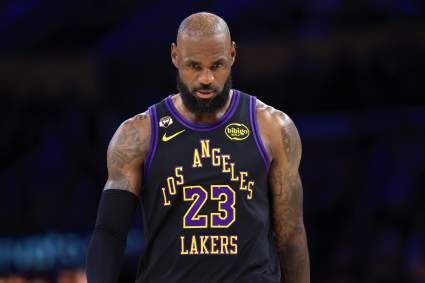 Los Angeles Lakers hacen un anuncio sobre LeBron James antes del partido contra los Jazz.