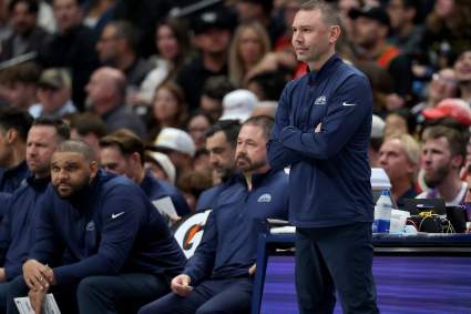 Los aficionados de los Nuggets reaccionan ante la sorprendente decisión del equipo de ayudar a los Lakers.