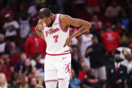 Kevin Durant se negó a sentarse con el banquillo de los Rockets para el tercer partido.