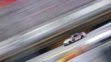 Ryan Blaney consigue la pole position en Bristol mientras las condiciones de la pista alteran la clasificación de la Cup Series.