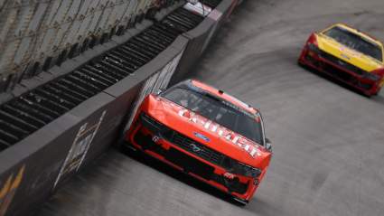 Brad Keselowski fue eliminado prematuramente en Bristol tras el contacto con Ricky Stenhouse Jr.