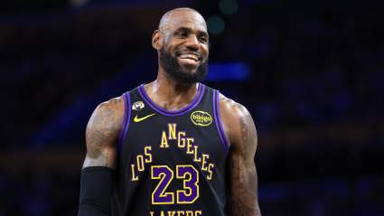 LeBron James envía un mensaje hilarante tras su espectacular mate a la inversa en la victoria del segundo partido.