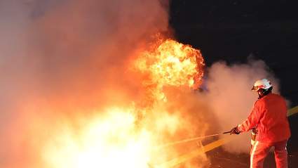 Un coche de NASCAR se incendia en Bristol: el piloto escapa en un momento impactante.