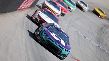 Alex Bowman ingresa en el taller tras un accidente múltiple en Bristol, al regresar de un diagnóstico de vértigo.