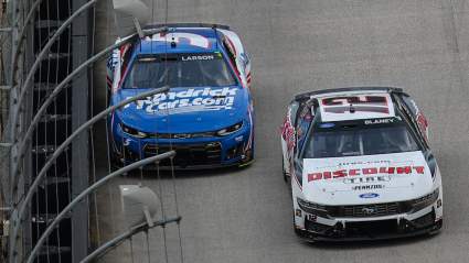 Kyle Larson habla con Ryan Blaney sobre la batalla de NASCAR en Bristol.