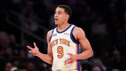 VIDEO: Un jugador suplente de los Knicks deja a Brandon Miller con una lesión en la cabeza.