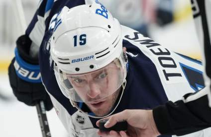 Jonathan Toews comenta sobre un futuro incierto