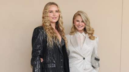 Christie Brinkley y Sailor Brinkley Cook, gemelas, lucieron trajes de lentejuelas en el estreno en Nueva York.